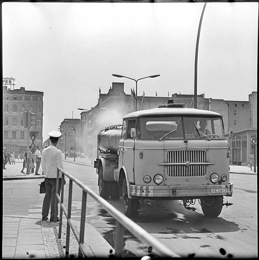 Sprühwagen der Straßenreinigung, Ende 1960er Jahre. SW-Foto © Kurt Schwarz. (Kurt Schwarz CC BY-NC-SA)