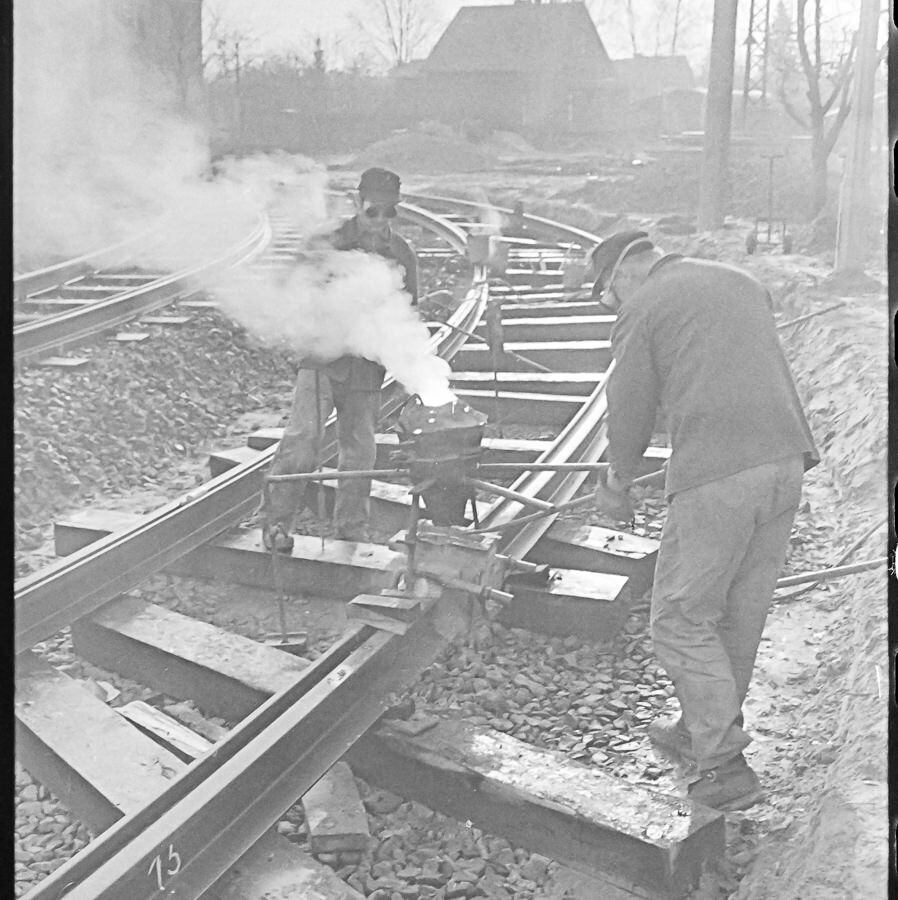 Reparatur von Straßenbahnschienen, 1964. SW-Foto © Kurt Schwarz. (Kurt Schwarz CC BY-NC-SA)