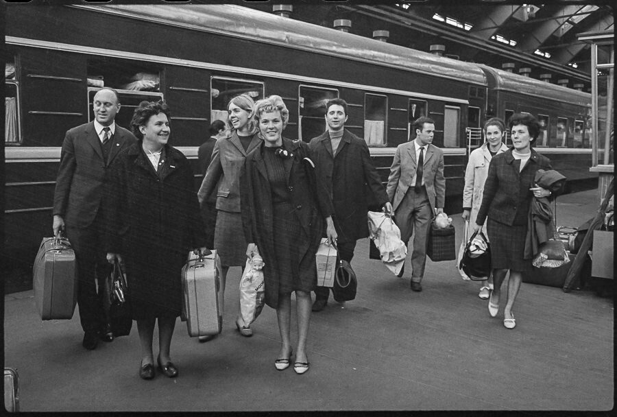 Reisende auf dem Ostbahnhof, 1968. SW-Foto © Kurt Schwarz. (Kurt Schwarz CC BY-NC-SA)