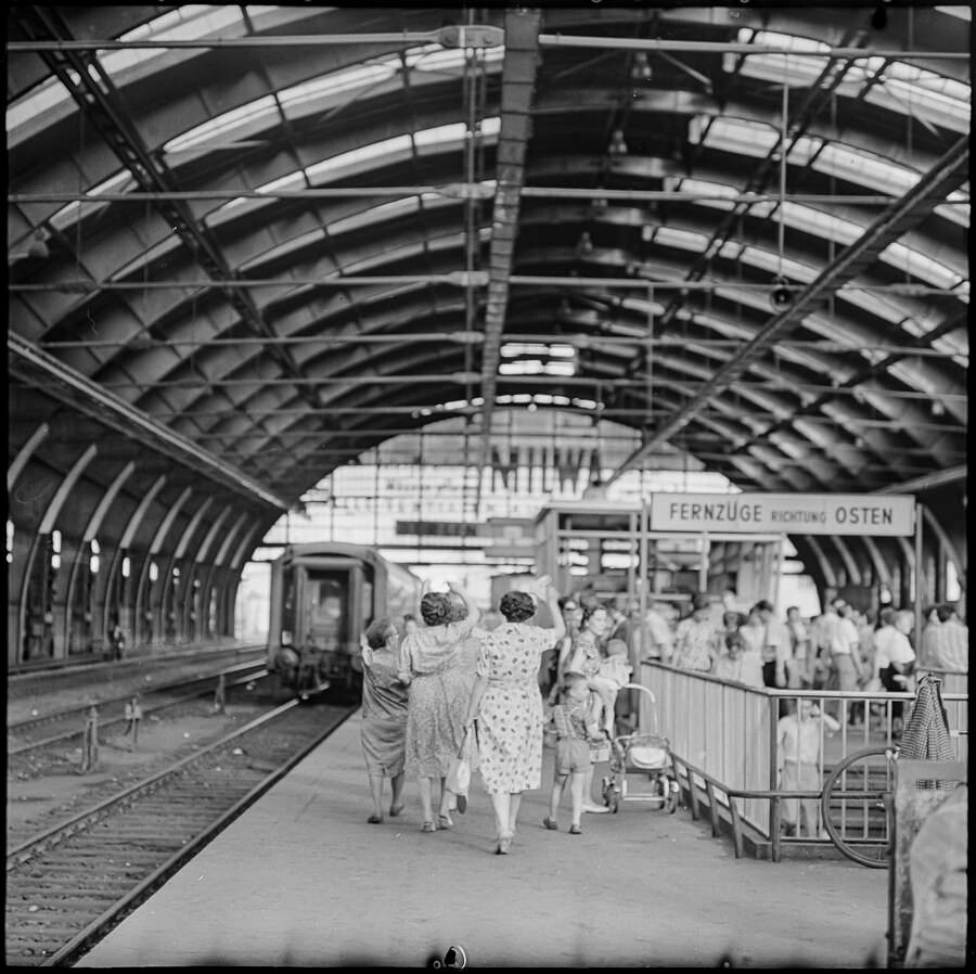 Zugausfahrt aus dem Ostbahnhof, 1960er Jahre. SW-Foto © Kurt Schwarz. (Kurt Schwarz CC BY-NC-SA)