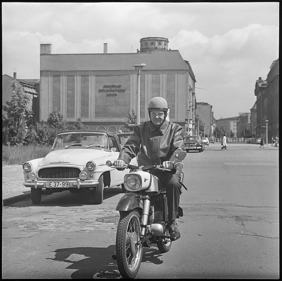 Motorradfahrer korrekt gekleidet, Mai 1968. SW-Foto © Kurt Schwarz. (Kurt Schwarz CC BY-NC-SA)