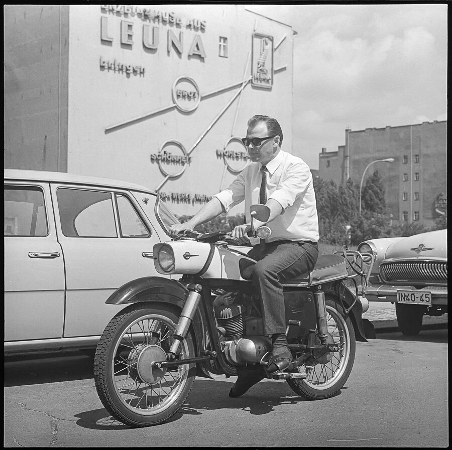 Motorradfahrer nicht korrekt gekleidet, Mai 1968. SW-Foto © Kurt Schwarz. (Kurt Schwarz CC BY-NC-SA)