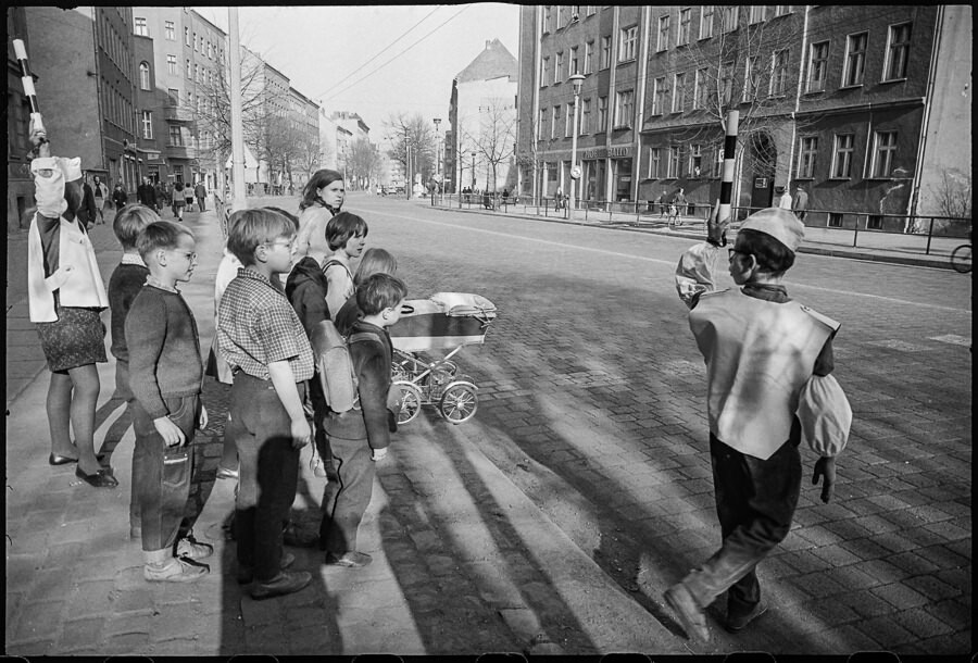 Schülerlotsen in Aktion, 1969. SW-Foto © Kurt Schwarz. (Kurt Schwarz CC BY-NC-SA)