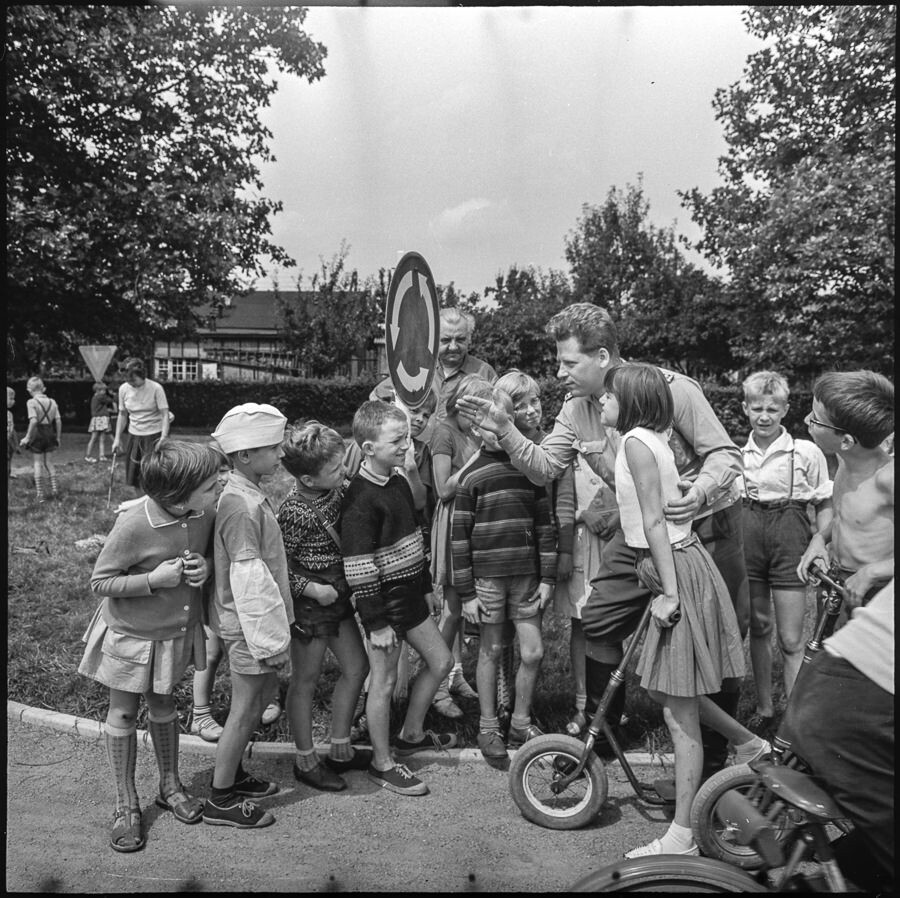 Kinder im Verkehrsgarten, Bild 1, 1960er Jahre. SW-Foto © Kurt Schwarz. (Kurt Schwarz CC BY-NC-SA)