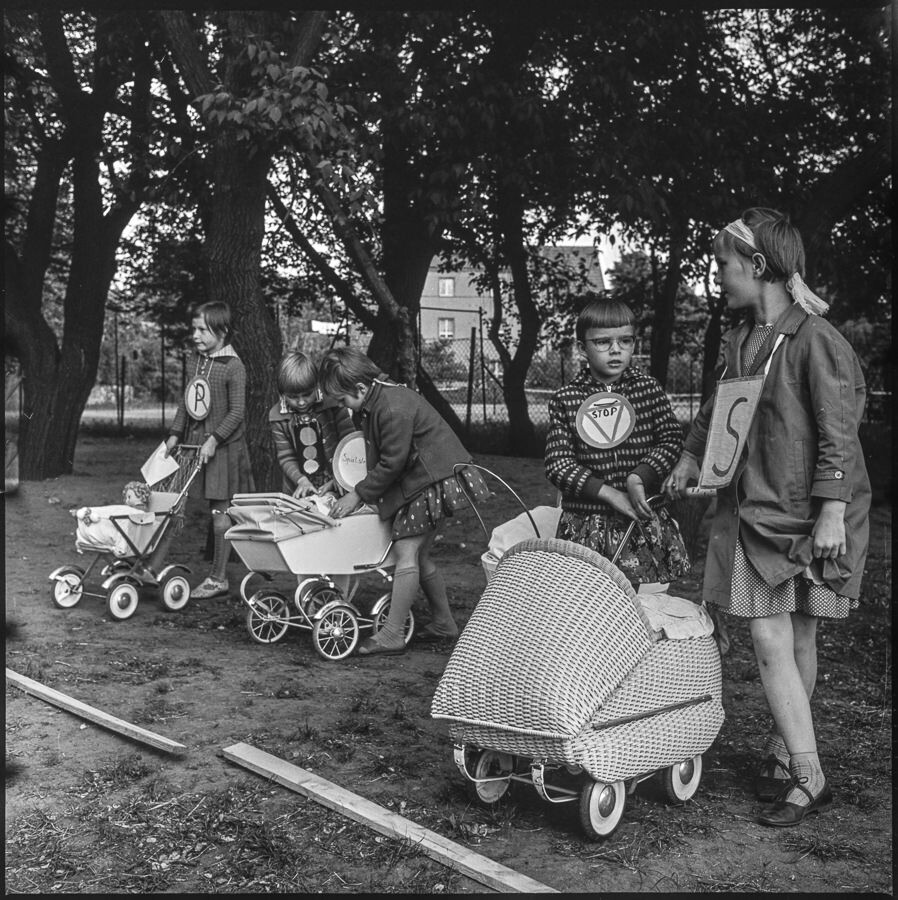 Kinder im Verkehrsgarten, Bild 2, 1960er Jahre. SW-Foto © Kurt Schwarz. (Kurt Schwarz CC BY-NC-SA)