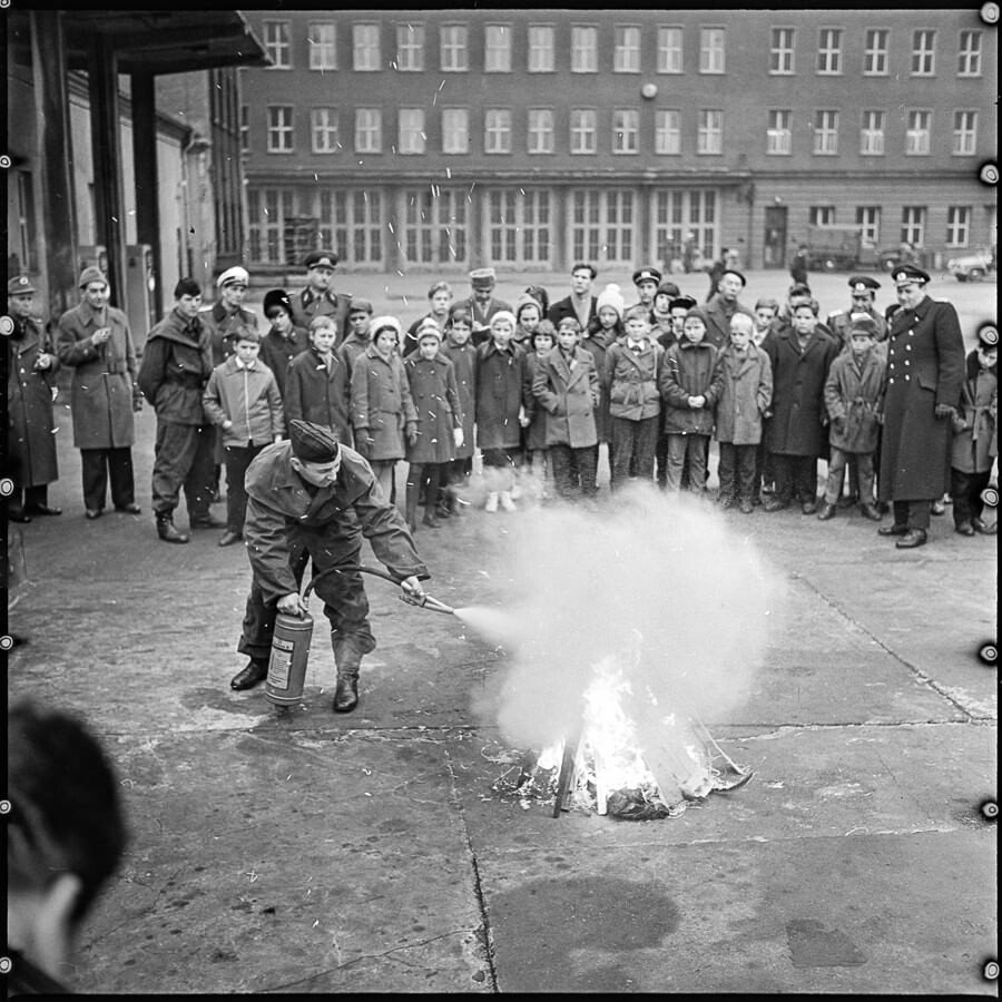 Feuerlöschvorführung im Poliziepräsidium, 1965. SW-Foto © Kurt Schwarz. (Kurt Schwarz CC BY-NC-SA)