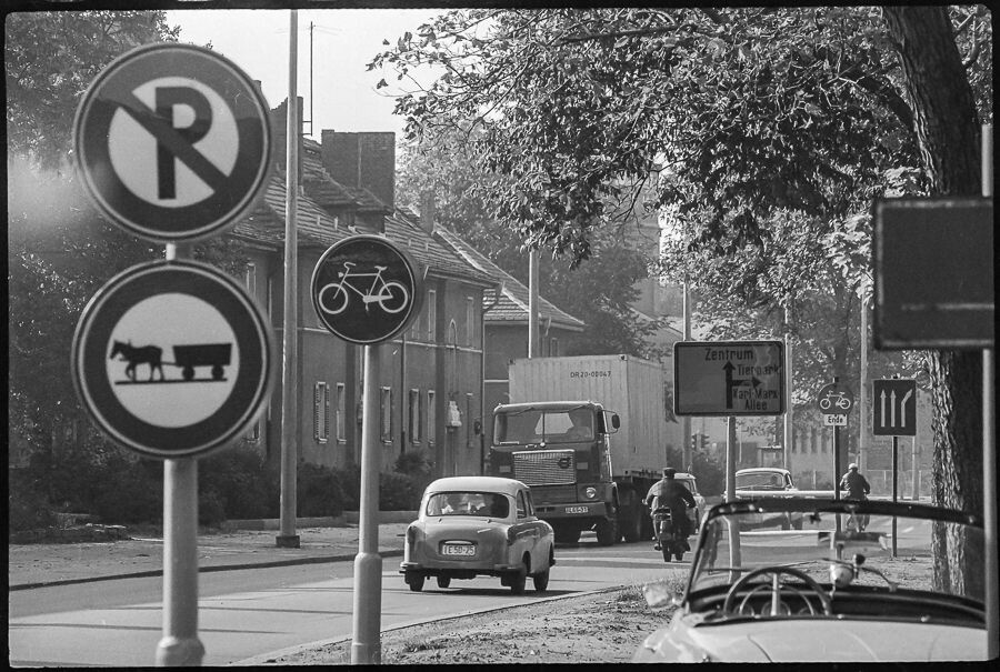 Schilderwald in einer Ostberliner Straße, 1968. SW-Foto © Kurt Schwarz. (Kurt Schwarz CC BY-NC-SA)