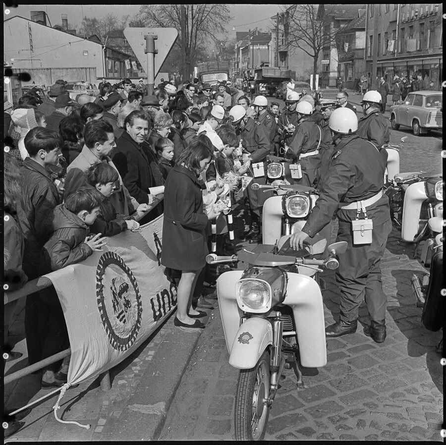 Historique : Contrôle technique, sécurité routière, etc. StraSsenaktion-der-polizei-motorradstaffel-fuer-verkehrssicherheit-april-1968-sw-foto-kurt