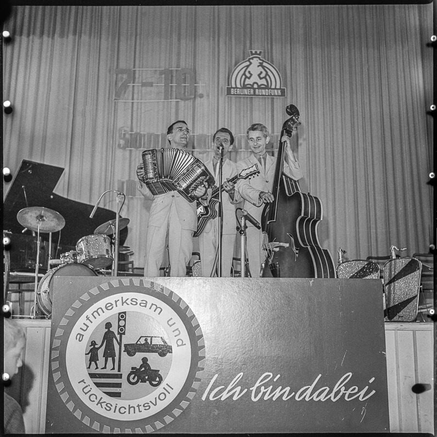 Musikkombo auf Veranstaltung zur Verkehrssicherheit, April 1968. SW-Foto © Kurt Schwarz. (Kurt Schwarz CC BY-NC-SA)