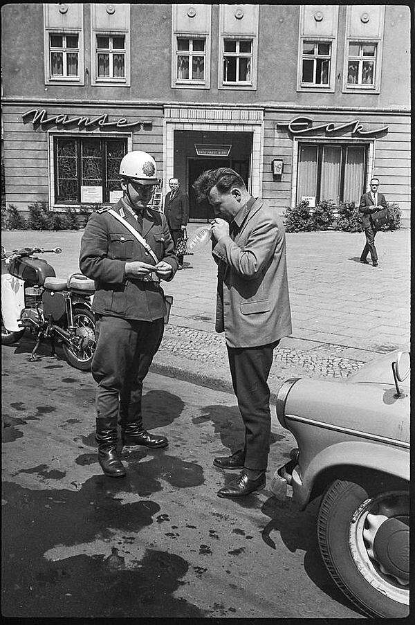 Historique : Contrôle technique, sécurité routière, etc. Alkoholtest-im-straSsenverkehr-mai-1968-sw-foto-kurt-schwarz-101520