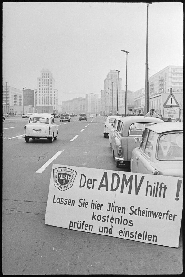 Kostenlose Scheinwerferüberprüfung, Bild 1, 1966. SW-Foto © Kurt Schwarz. (Kurt Schwarz CC BY-NC-SA)
