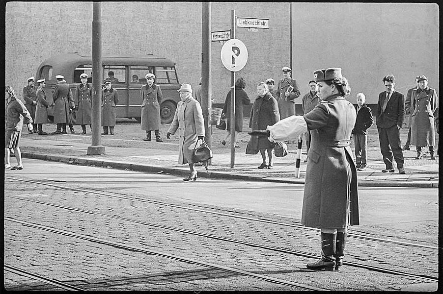 Verkehrspolizistin beim Verkehrsregeln, 1966. SW-Foto © Kurt Schwarz. (Kurt Schwarz CC BY-NC-SA)