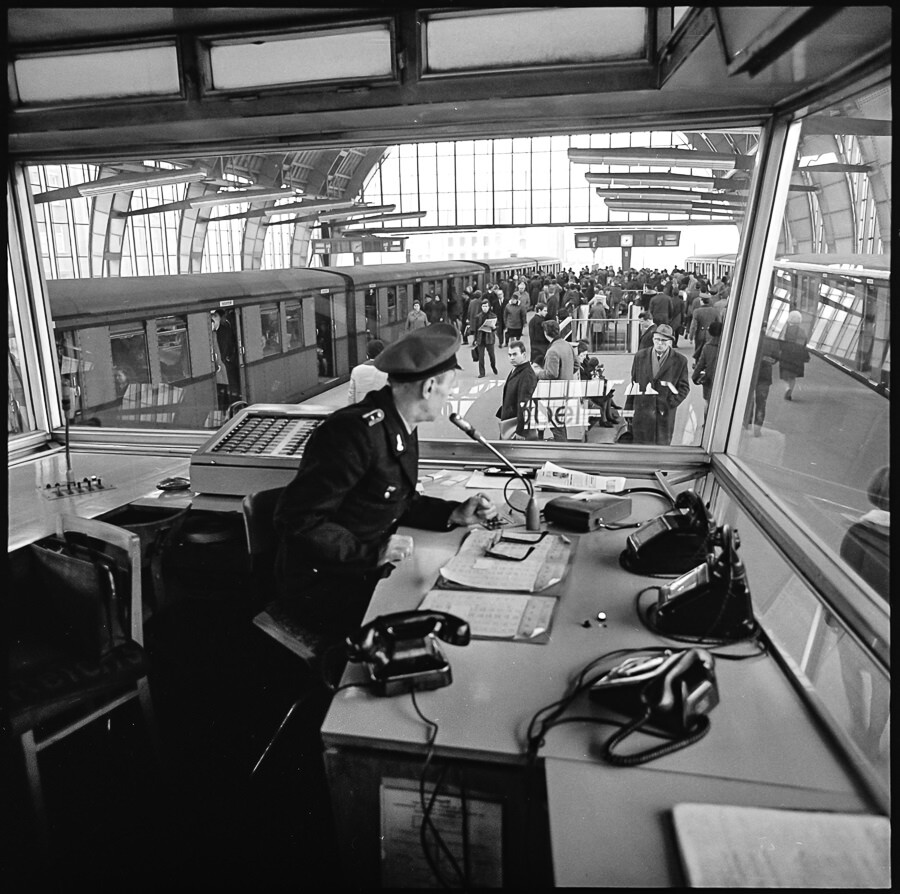 Bahnhofsvorsteher in seiner Verkehrswarte, 1968. SW-Foto © Kurt Schwarz. (Kurt Schwarz CC BY-NC-SA)