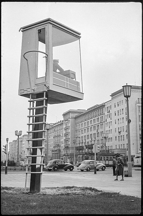 Verkehrspolizist in Verkehrskanzel, 1961. SW-Foto © Kurt Schwarz. (Kurt Schwarz CC BY-NC-SA)