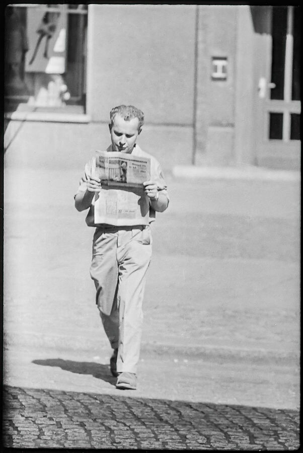 Zeitungsleser auf Straße, 1960er Jahre. SW-Foto © Kurt Schwarz. (Kurt Schwarz CC BY-NC-SA)