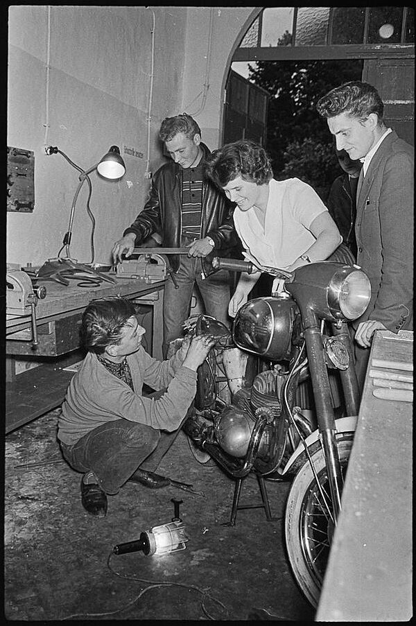 Reparaturstützpunkt für Motorräder, 1961. SW-Foto © Kurt Schwarz. (Kurt Schwarz CC BY-NC-SA)