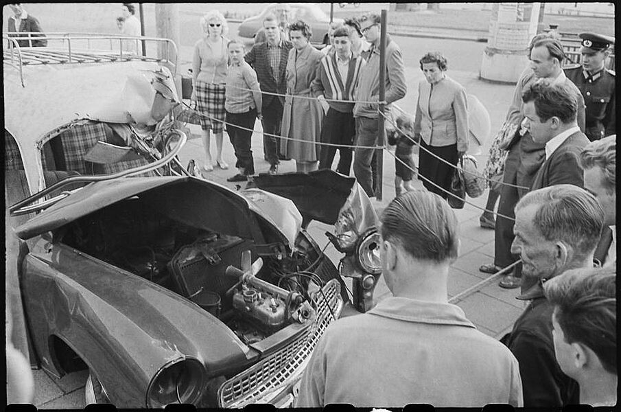 Auto nach Unfall, 1960. SW-Foto © Kurt Schwarz. (Kurt Schwarz CC BY-NC-SA)