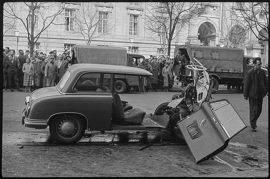 Auto mit Totalschaden, 1960. SW-Foto © Kurt Schwarz. (Kurt Schwarz CC BY-NC-SA)
