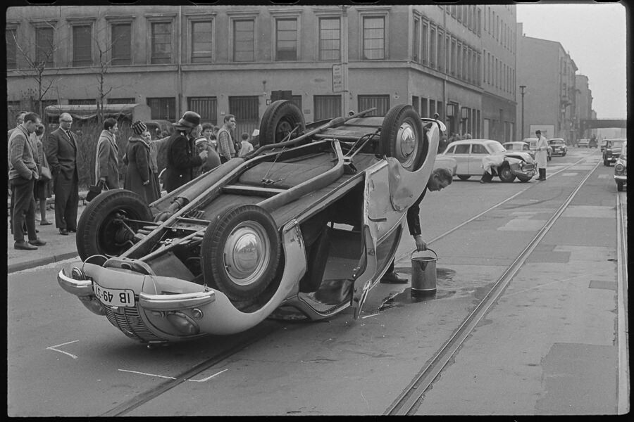 Autounfall Frankfurter Allee, 1960. SW-Foto © Kurt Schwarz. (Kurt Schwarz CC BY-NC-SA)