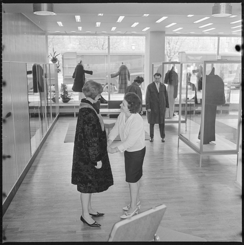 Pelzgeschäft in der neuen Ladenzeile am Boulevard 'Unter den Linden', 1966. SW-Foto © Kurt Schwarz. (Kurt Schwarz CC BY-NC-SA)