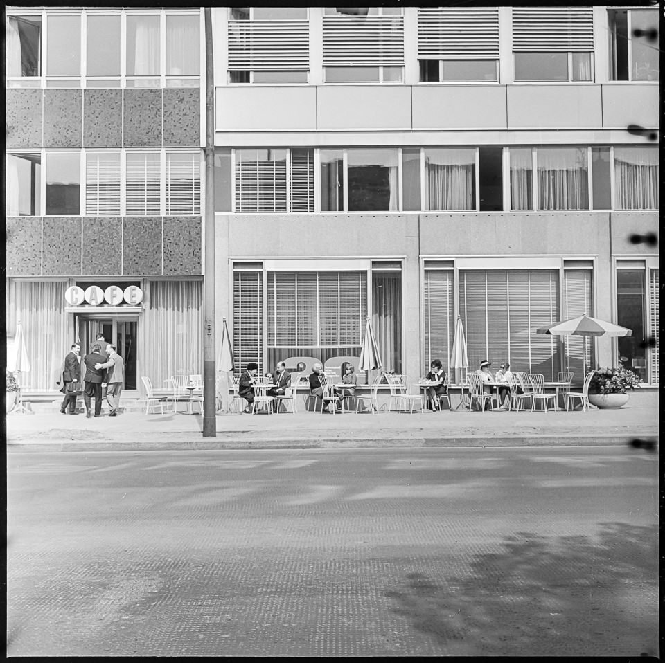 Café in der neuen Ladenzeile am Boulevard 'Unter den Linden', 1966. SW-Foto © Kurt Schwarz. (Kurt Schwarz CC BY-NC-SA)