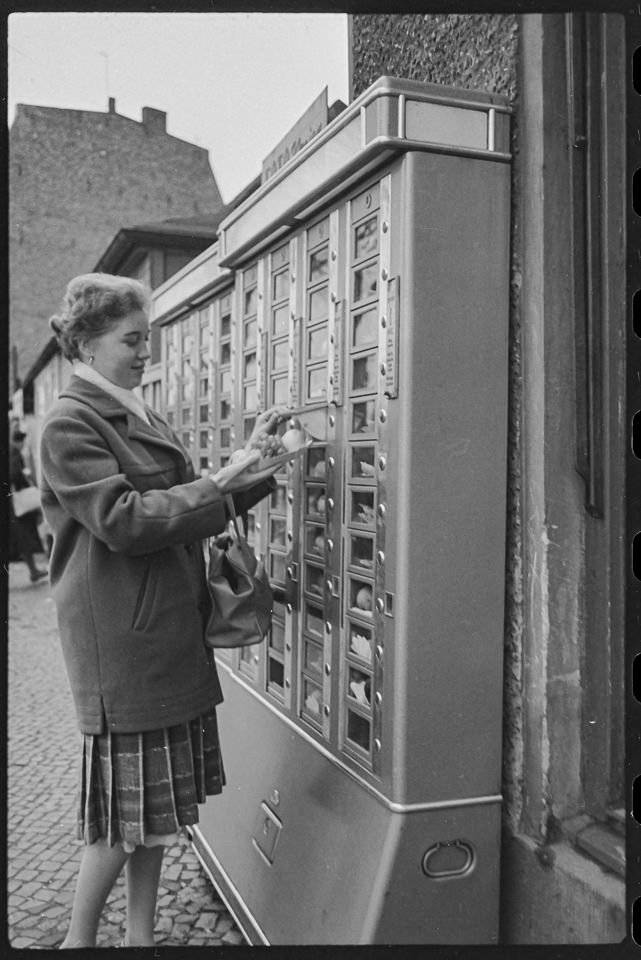 Verkaufsautomat für Lebensmittel, , 1961. SW-Foto © Kurt Schwarz. (Kurt Schwarz CC BY-NC-SA)