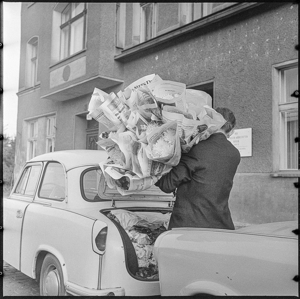 Blumenhändler verstaut Sträuße in seinem Trabant., August 1967. SW-Foto © Kurt Schwarz. (Kurt Schwarz CC BY-NC-SA)