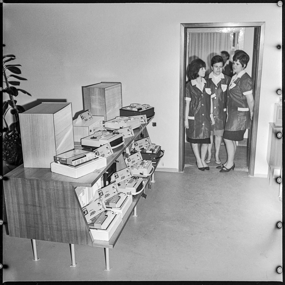 Verkäuferinnen der Filiale von RFT Radio-Television-Phono in Ostberlin in der Dönhoffstr. 41, 1967. SW-Foto © Kurt Schwarz. (Kurt Schwarz CC BY-NC-SA)