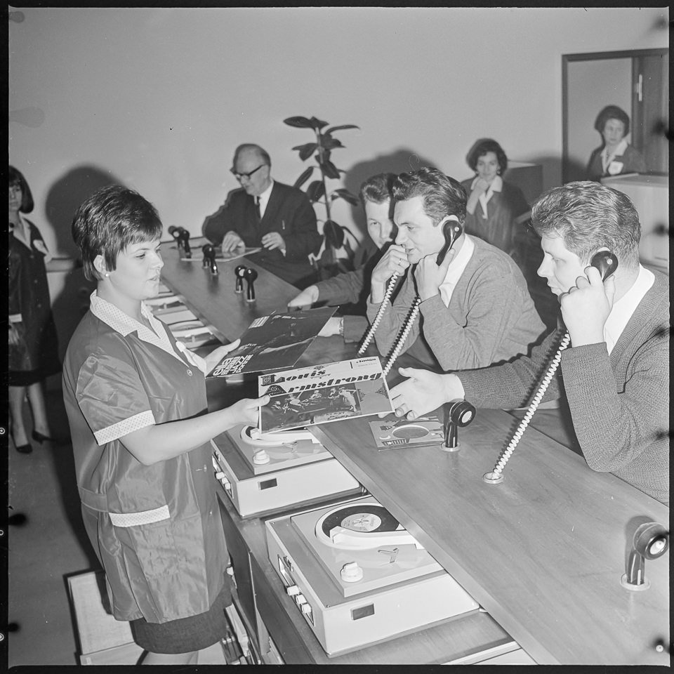 Plattenabhörstation in der Filiale von RFT Radio-Television-Phono in der Dönhoffstr.41, 1967. SW-Foto © Kurt Schwarz. (Kurt Schwarz CC BY-NC-SA)