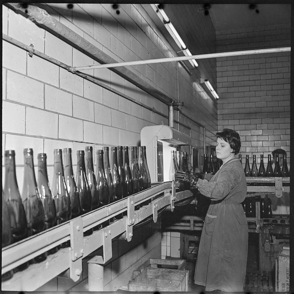 Reinigung von Leerflaschen im VEB Weinkelterei, 1963. SW-Foto © Kurt Schwarz. (Kurt Schwarz CC BY-NC-SA)