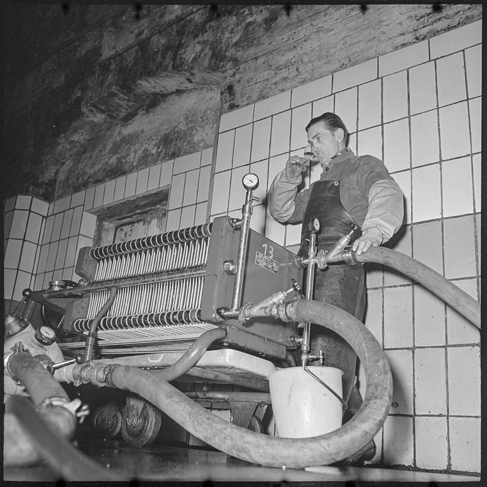 Mann im VEB Weinkelterei, 1963. SW-Foto © Kurt Schwarz. (Kurt Schwarz CC BY-NC-SA)
