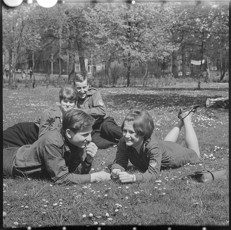 2 jugendliche Pärchen, alle in FDJ-Kleidung, auf einer Wiese, Mai 1967. SW-Foto © Kurt Schwarz. (Kurt Schwarz CC BY-NC-SA)