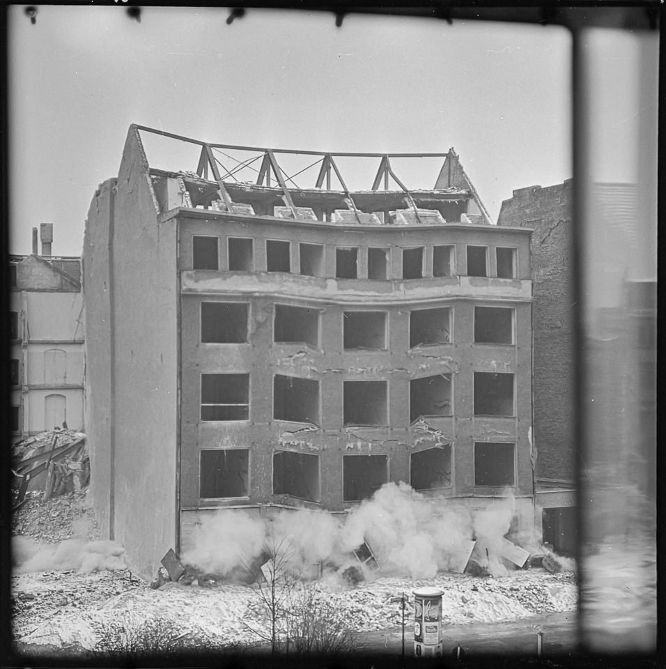 Sprengung eines Wohnhauses in der Klosterstraße, Bild 2, März 1965. SW-Foto © Kurt Schwarz. (Kurt Schwarz CC BY-NC-SA)
