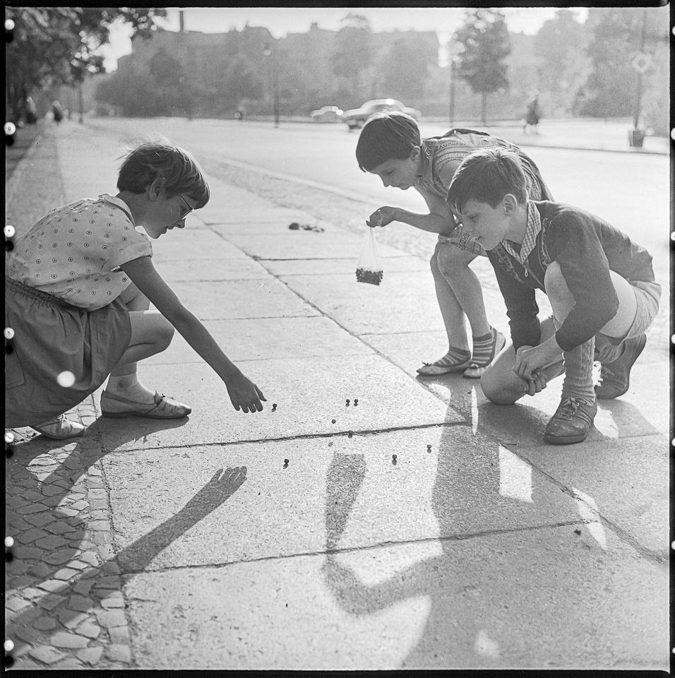 Kinder spielen auf mit Murmeln, 1964. SW-Foto © Kurt Schwarz. (Kurt Schwarz CC BY-NC-SA)