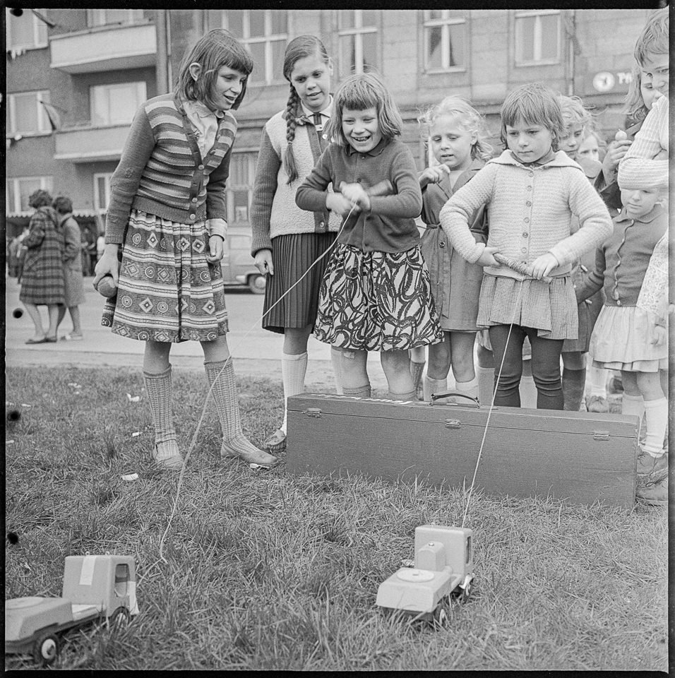 Wettrennen mit Spielzeuglastern, Anfang 1960 Jahre. SW-Foto © Kurt Schwarz. (Kurt Schwarz CC BY-NC-SA)