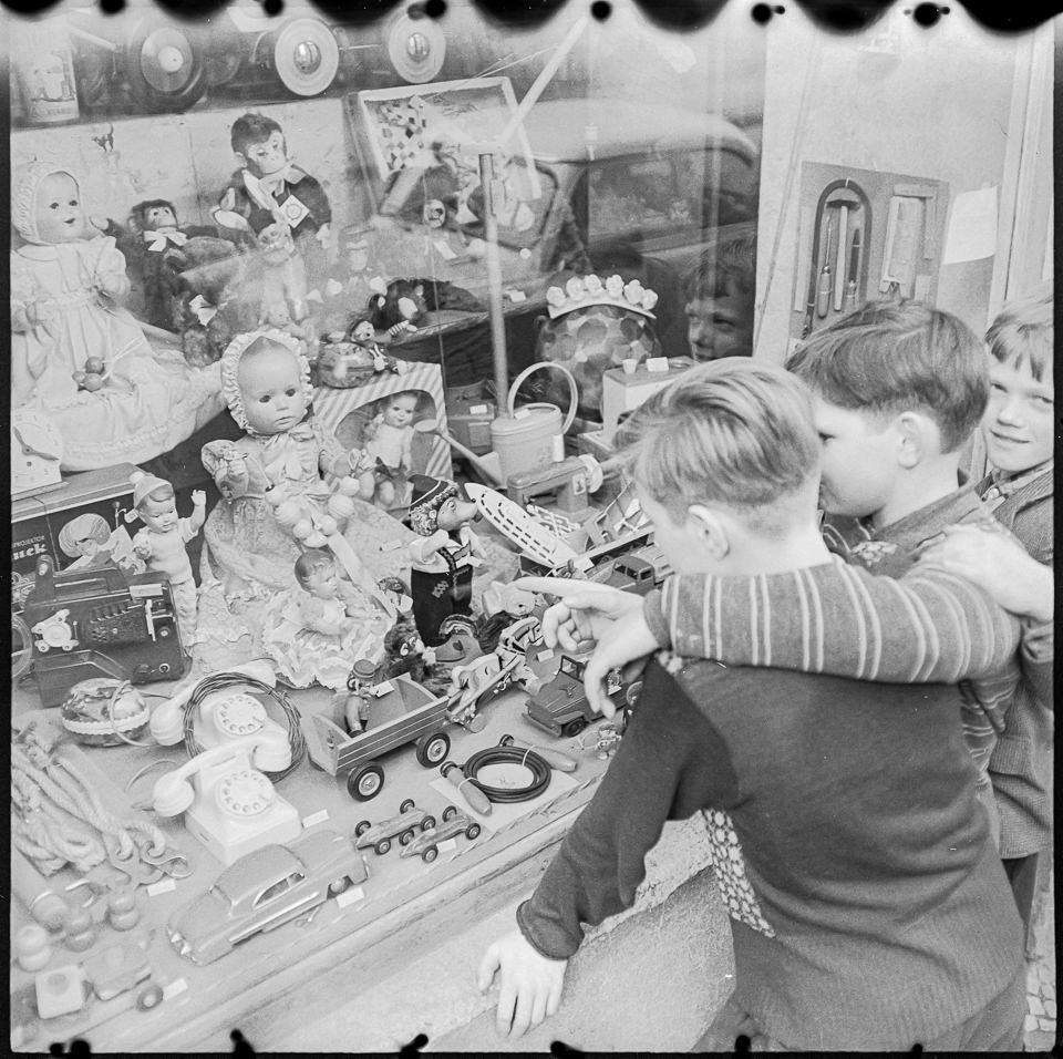 Auslage im Schaufenster eines Spielzeugladens , 1962. SW-Foto © Kurt Schwarz. (Kurt Schwarz CC BY-NC-SA)