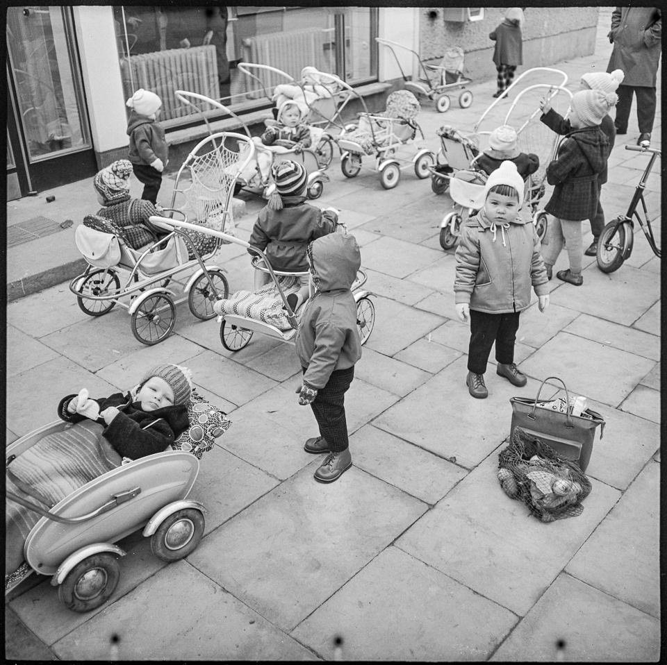 Neun Kindersportwagen warten vor einem Geschäft., 1962. SW-Foto © Kurt Schwarz. (Kurt Schwarz CC BY-NC-SA)