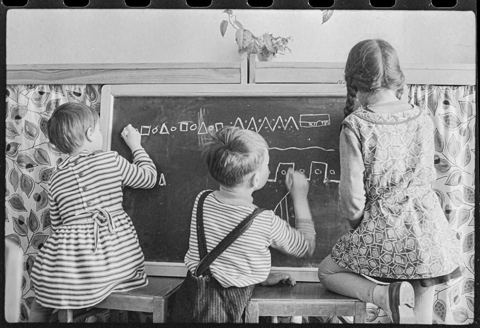 Kinder im Kindergarten am Eschengraben, 1960er Jahre. SW-Foto © Kurt Schwarz. (Kurt Schwarz CC BY-NC-SA)