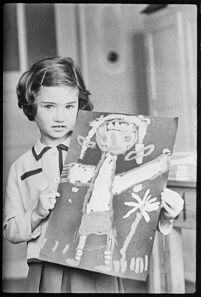Mädchen präsentiert ihr 'Gemälde' in einem Zeichenwettbewerb, 1960er Jahre. SW-Foto © Kurt Schwarz. (Kurt Schwarz CC BY-NC-SA)