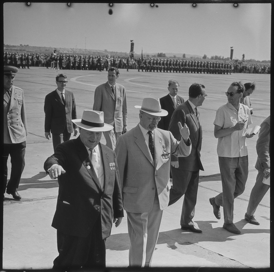 Staatsbesuch von Nikita Chruschtschow, Empfang mit militärischen Ehren auf dem Flugplatz, 28.06.1963. SW-Foto © Kurt Schwarz. (Kurt Schwarz CC BY-NC-SA)