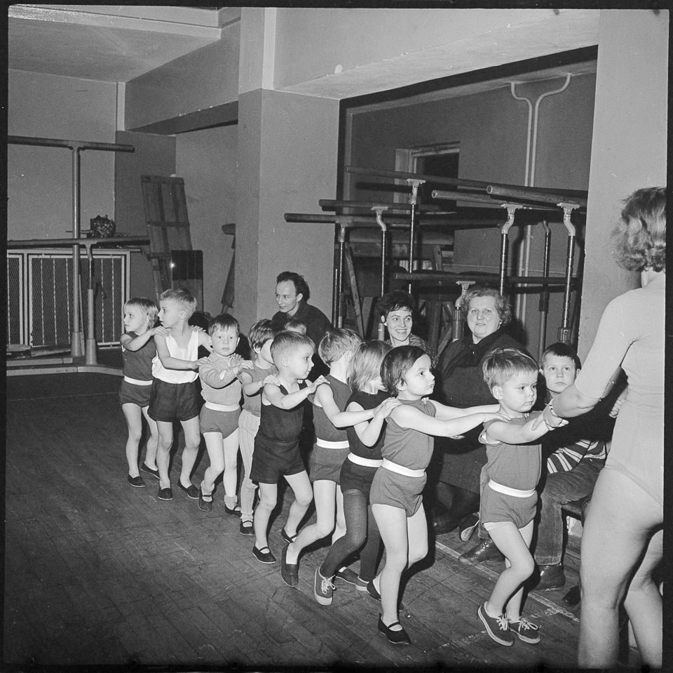 Kinder im Turnzeug beim Kinderturnen, Bild 1, 1965. SW-Foto © Kurt Schwarz. (Kurt Schwarz CC BY-NC-SA)