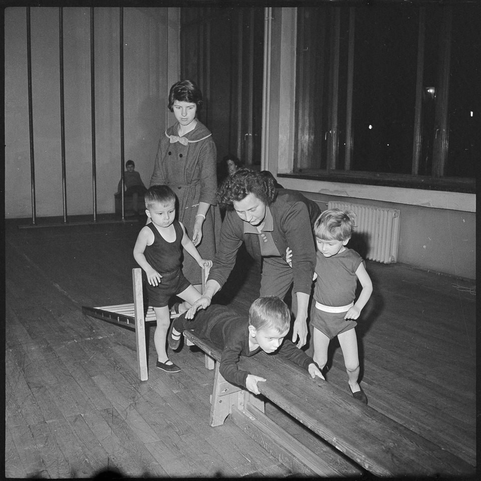 Kinder im Turnzeug beim Kinderturnen, Bild 2, 1965. SW-Foto © Kurt Schwarz. (Kurt Schwarz CC BY-NC-SA)