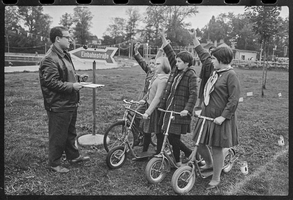 Verkehrsspiel bei einem Kinderfest, 1960er Jahre. SW-Foto © Kurt Schwarz. (Kurt Schwarz CC BY-NC-SA)