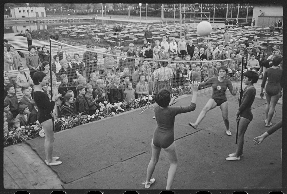 Mädchen in Gymnastikanzügen bei einer Sportvorführung auf einer Bühne, 1960er Jahre. SW-Foto © Kurt Schwarz. (Kurt Schwarz CC BY-NC-SA)