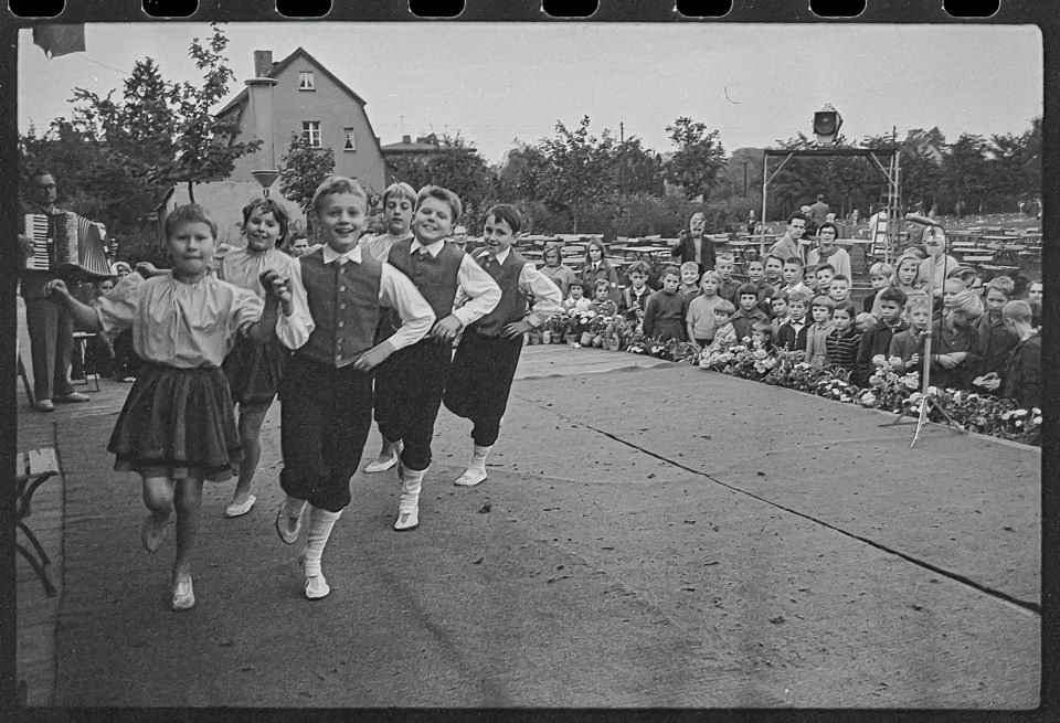 Kinder-Volkstanzgrupebei einer Tanzvorführung auf einer Bühne, 1960er Jahre. SW-Foto © Kurt Schwarz. (Kurt Schwarz CC BY-NC-SA)