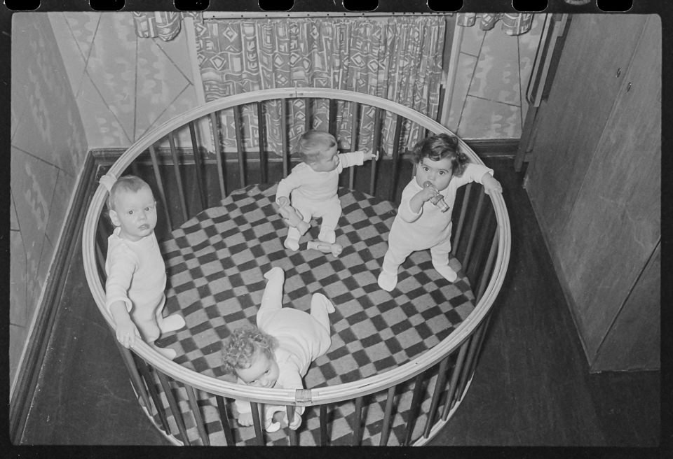 Vier Kleinkinder in einem runden Ställchen, 1960er Jahre. SW-Foto © Kurt Schwarz. (Kurt Schwarz CC BY-NC-SA)