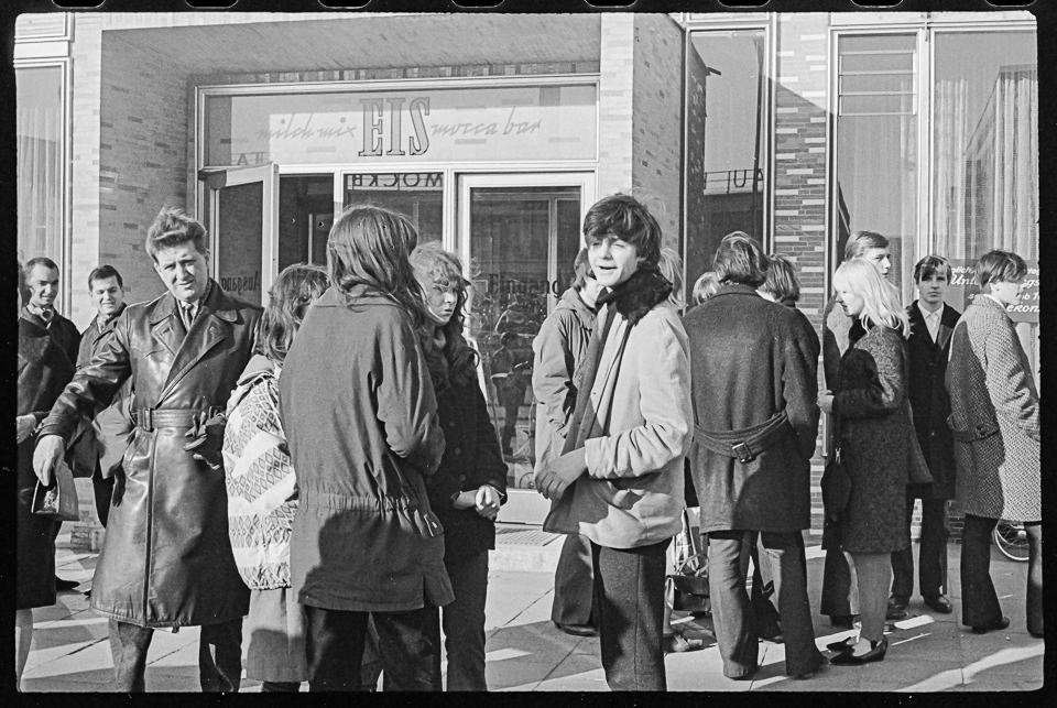 Junge Leute vor der Mocca-Milch-Eisbar am der Karl-Marx-Allee, Bild 1, Ende 1960er Jahre. SW-Foto © Kurt Schwarz. (Kurt Schwarz CC BY-NC-SA)