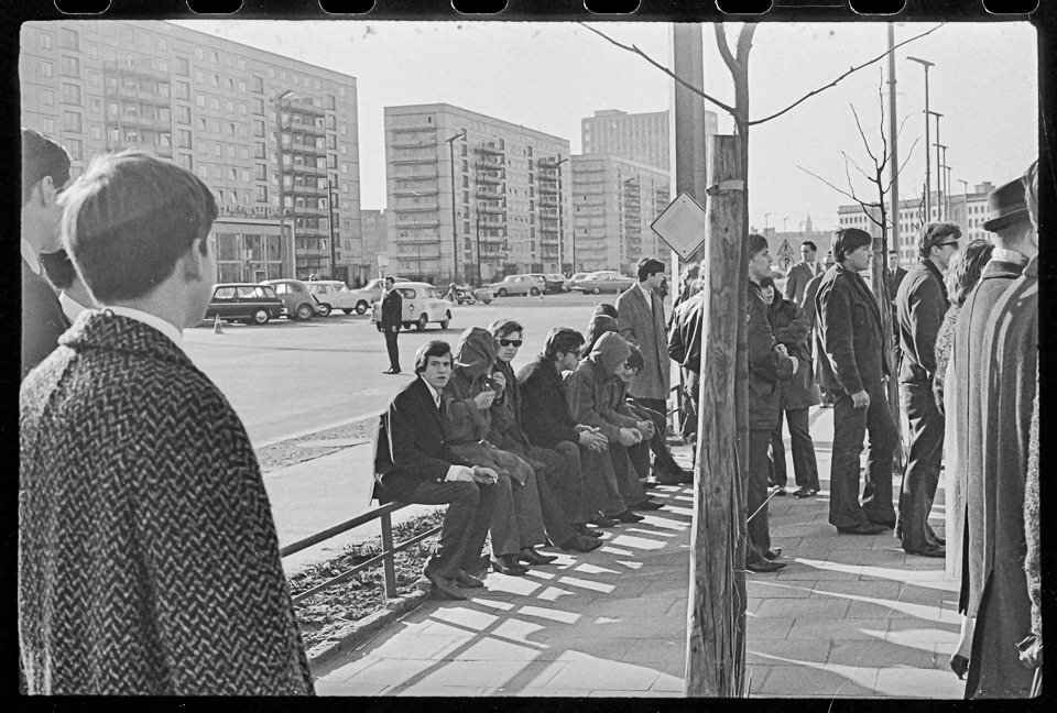 Junge Leute vor der Mocca-Milch-Eisbar am der Karl-Marx-Allee, Bild 2, Ende 1960er Jahre. SW-Foto © Kurt Schwarz. (Kurt Schwarz CC BY-NC-SA)