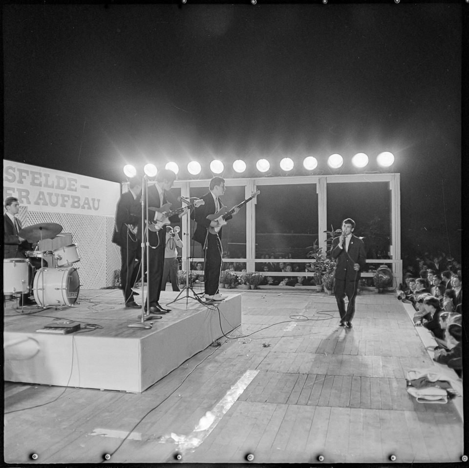 Jugendliche Zuschauer beim Auftritt einer Beat-Band auf einer Open-Air-Bühne, 1965. SW-Foto © Kurt Schwarz. (Kurt Schwarz CC BY-NC-SA)