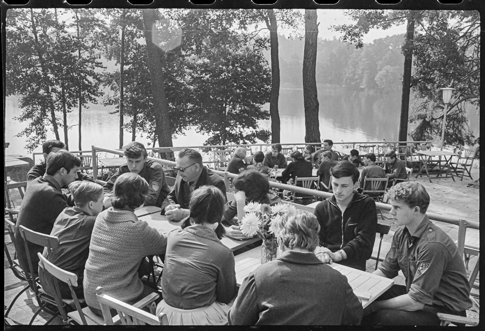 Jugendliche FDJ-Mitglieder bei einem Treffen mit Arbeitsveteranen, 1966. SW-Foto © Kurt Schwarz. (Kurt Schwarz CC BY-NC-SA)